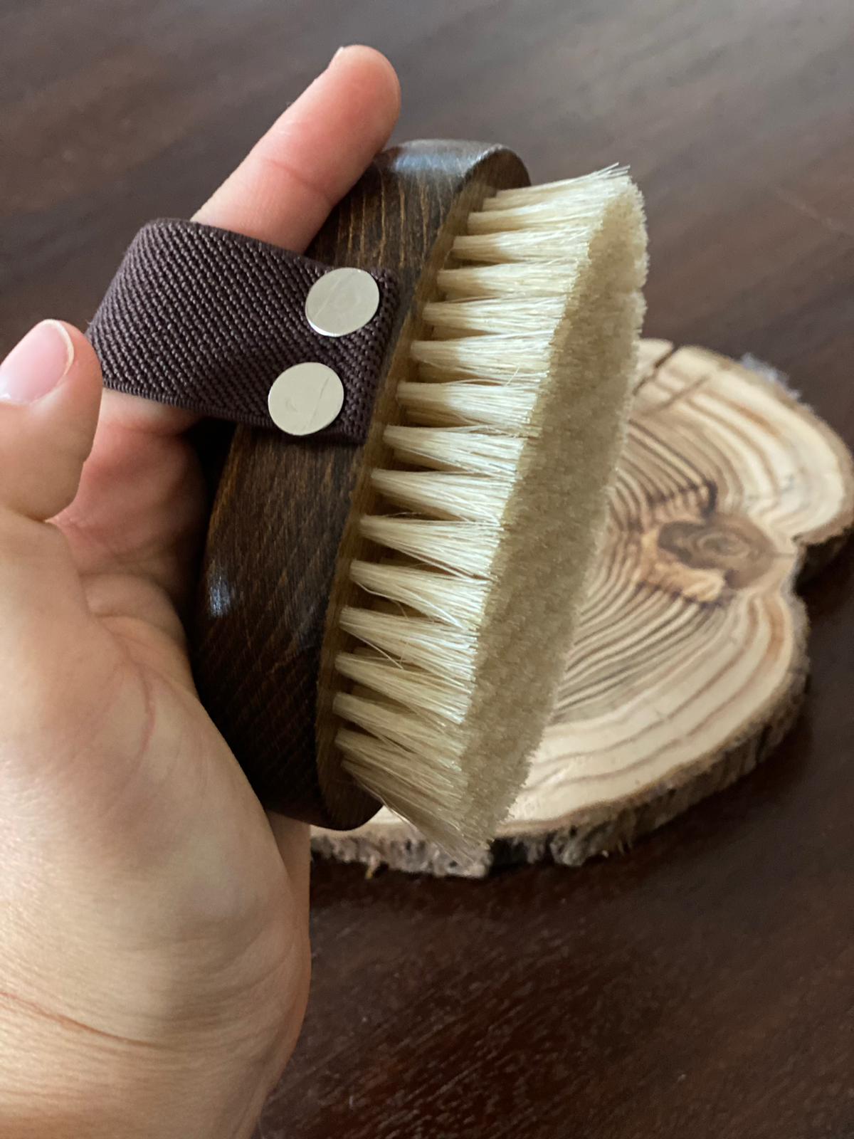 Brosse Exfoliante en Bois Naturel Rollara : Votre Allié pour une Peau Douce et Revitalisée