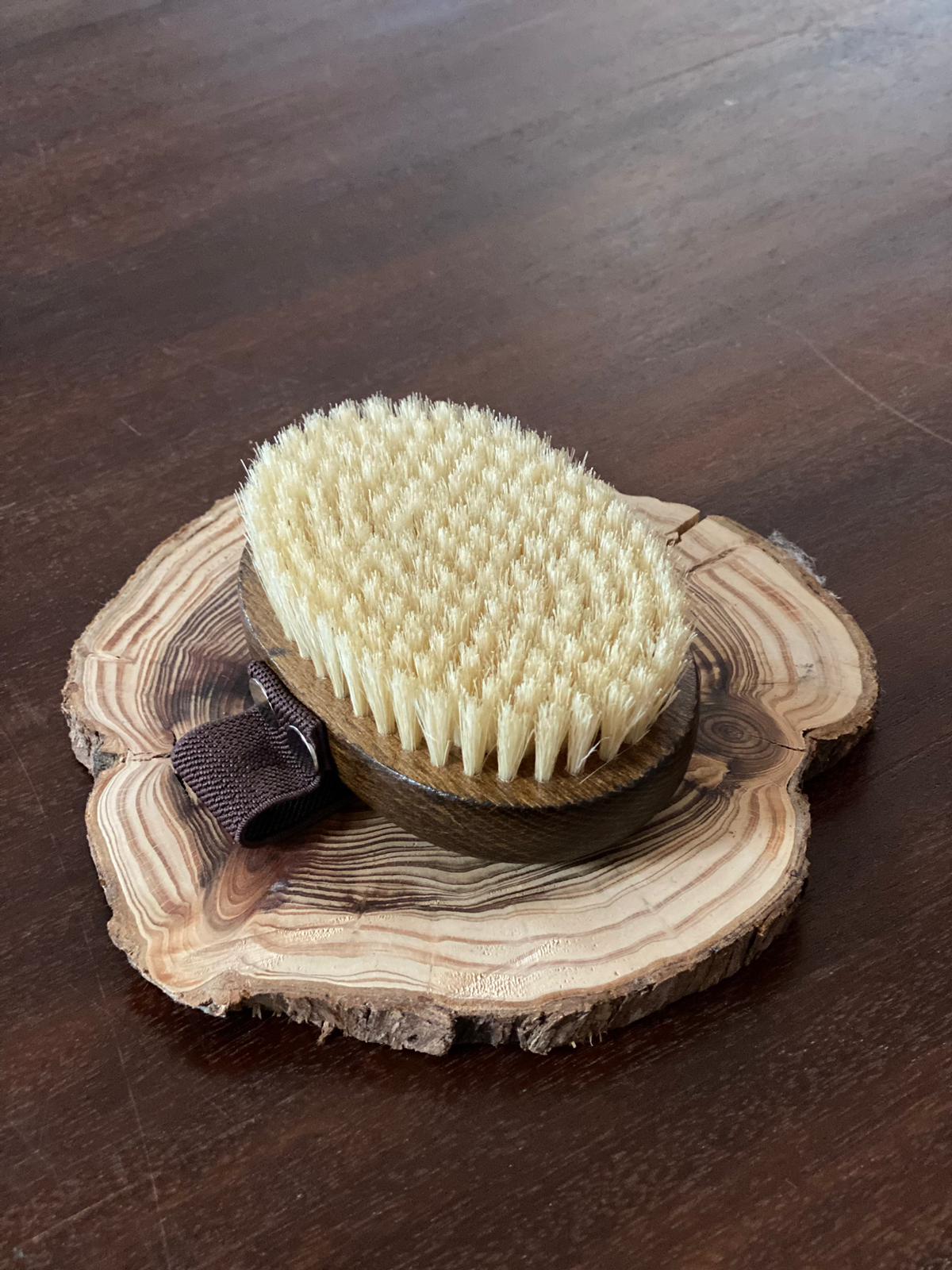 Brosse Exfoliante en Bois Naturel Rollara : Votre Allié pour une Peau Douce et Revitalisée