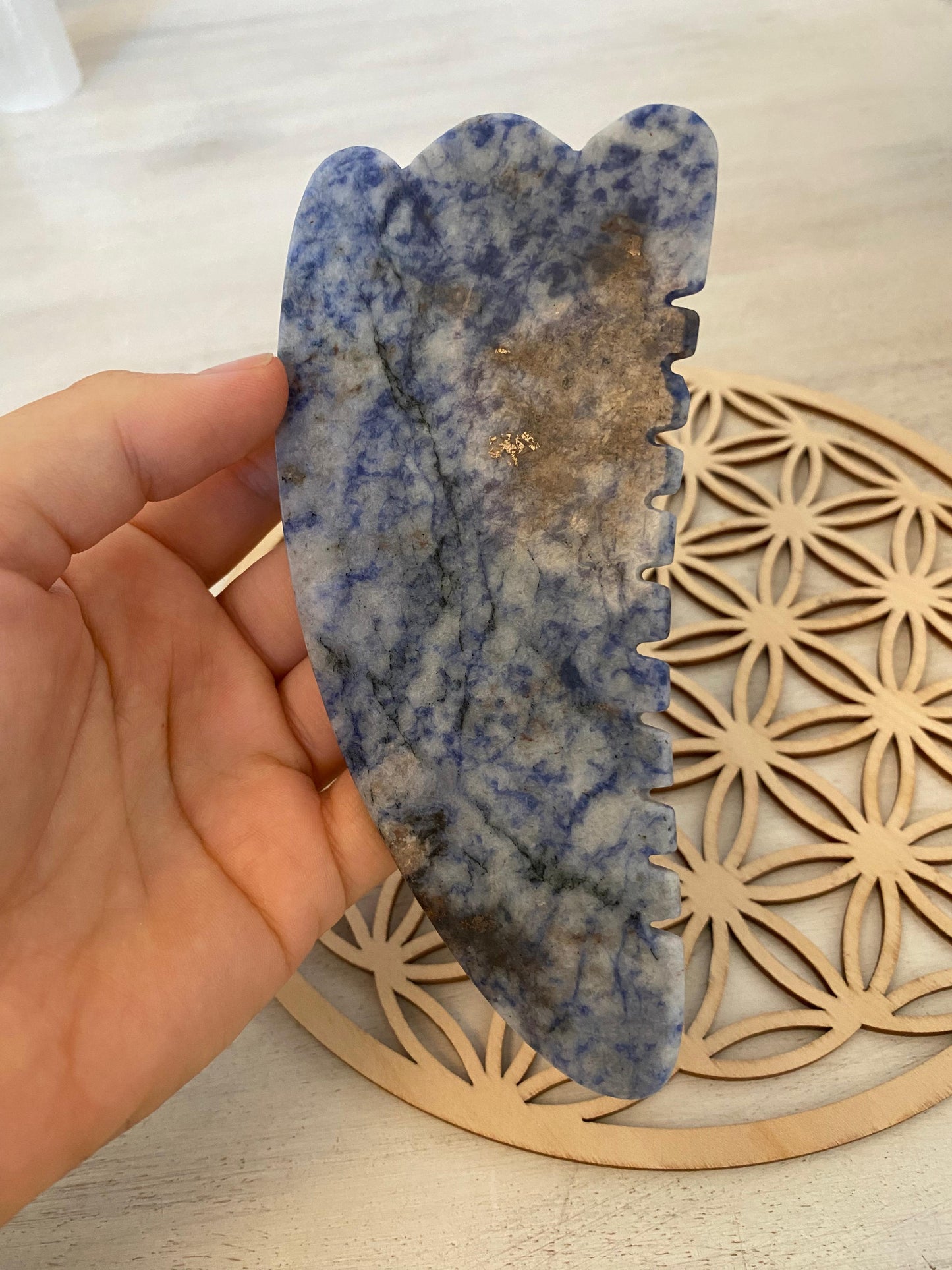 Gua Sha en Sodalite Rollara : Sublimez Votre Peau Naturellement