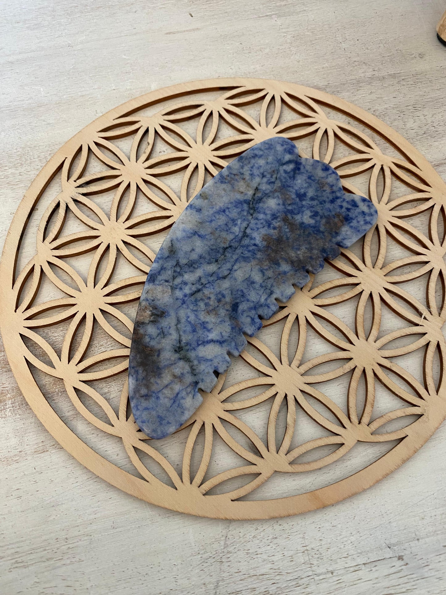 Gua Sha en Sodalite Rollara : Sublimez Votre Peau Naturellement